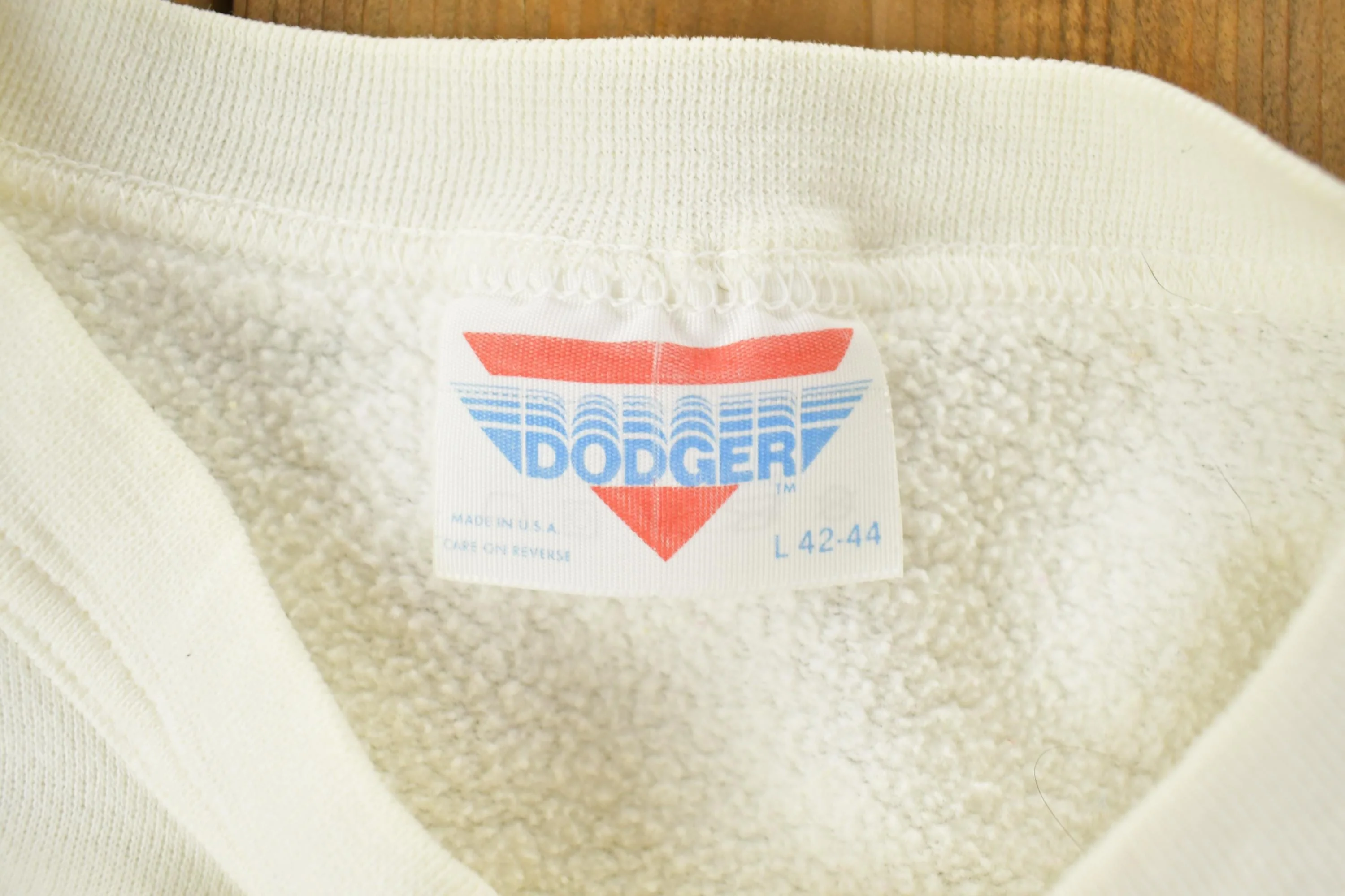 Vintage 1980s Iowa Hawkeyes Dodger University Collegiate Crewneck Men's Large - Image 3