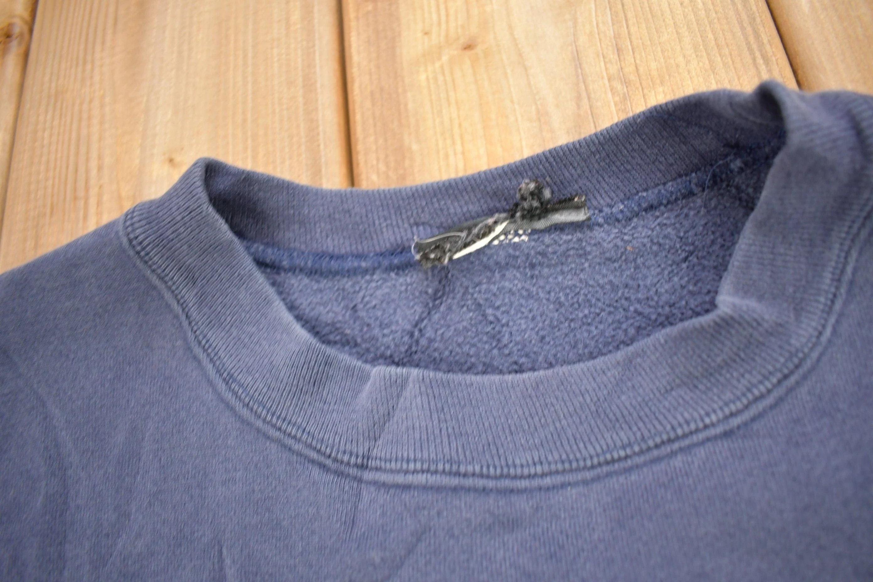 Vintage 1990s Bellagio Hotel Embroidered Crewneck Sweatshirt Men's Medium - Image 4