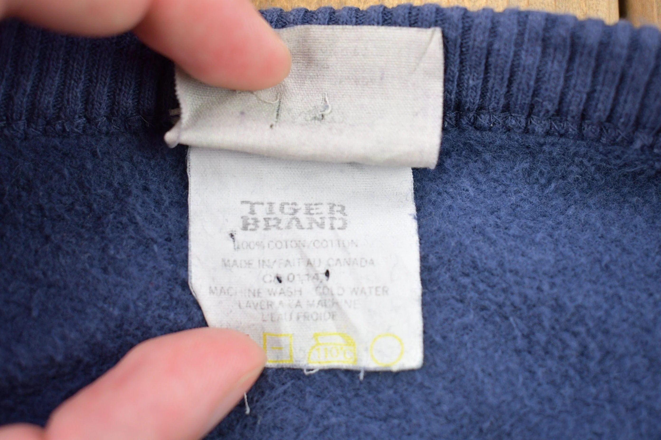 Vintage 1990s Blank Navy Blue Crewneck Sweatshirt Men's Small - Image 4