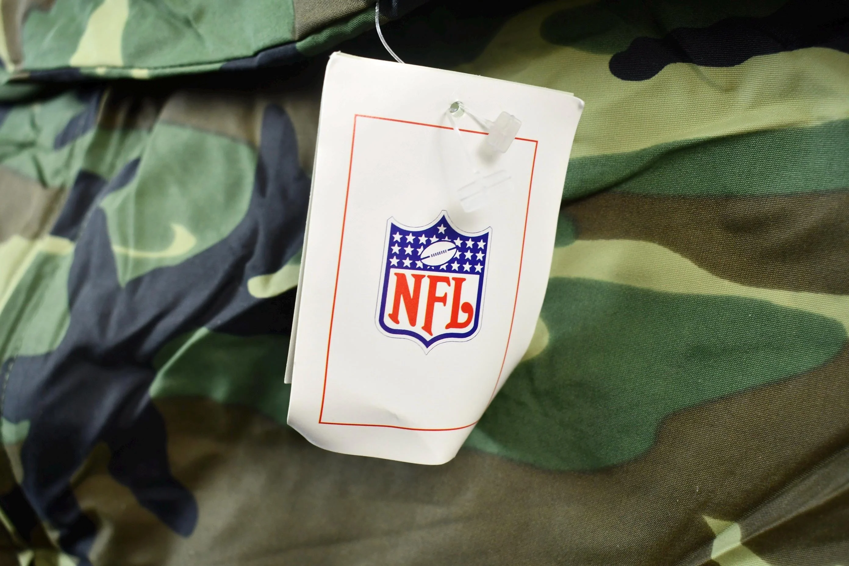 Vintage 1990s Camo Pittsburgh Steelers NFL Football Hooded Puffer Jacket Men's 3XL - Image 10