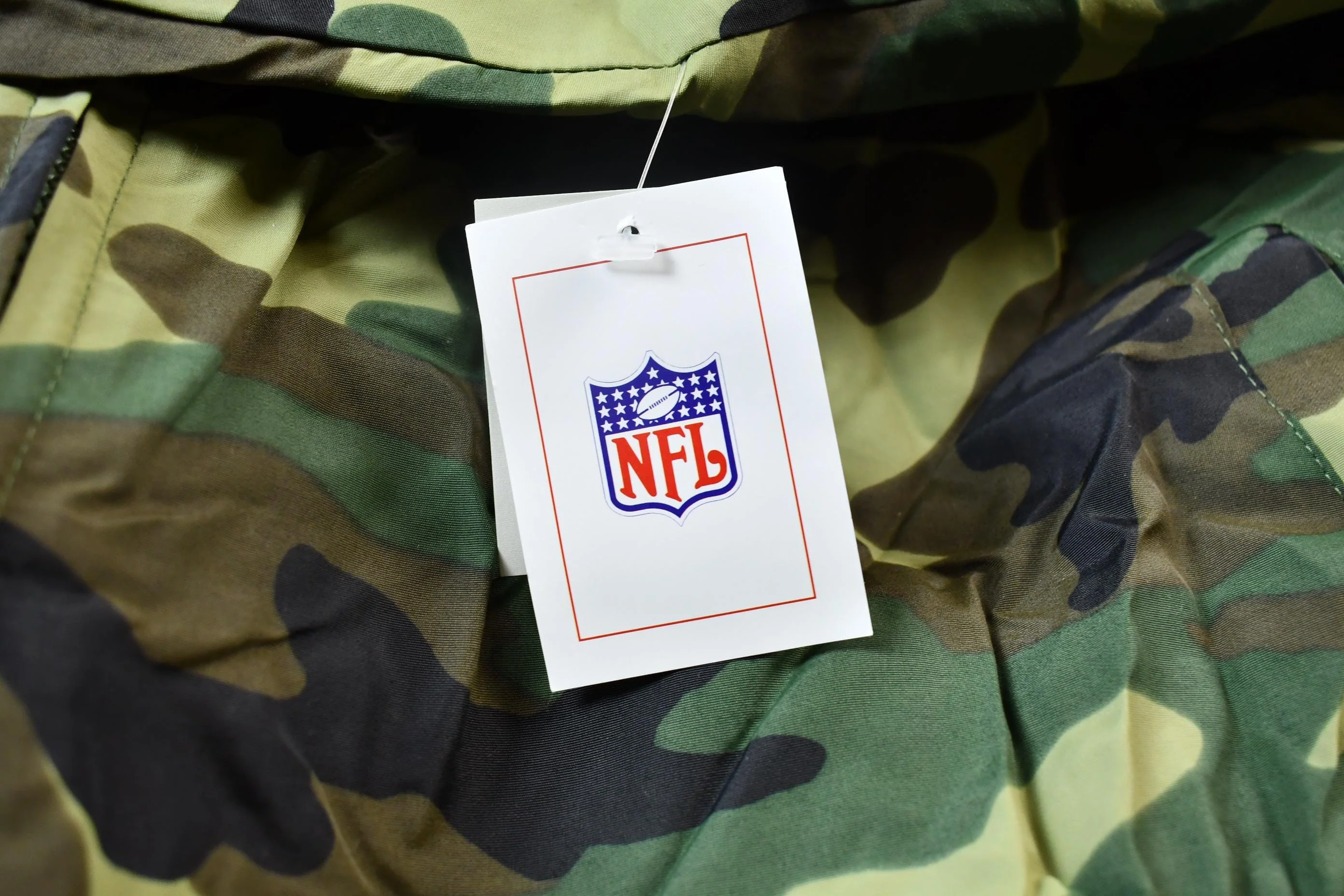 Vintage 1990s Camo Raiders NFL Football Hooded Puffer Jacket Men's 3XL - Image 9