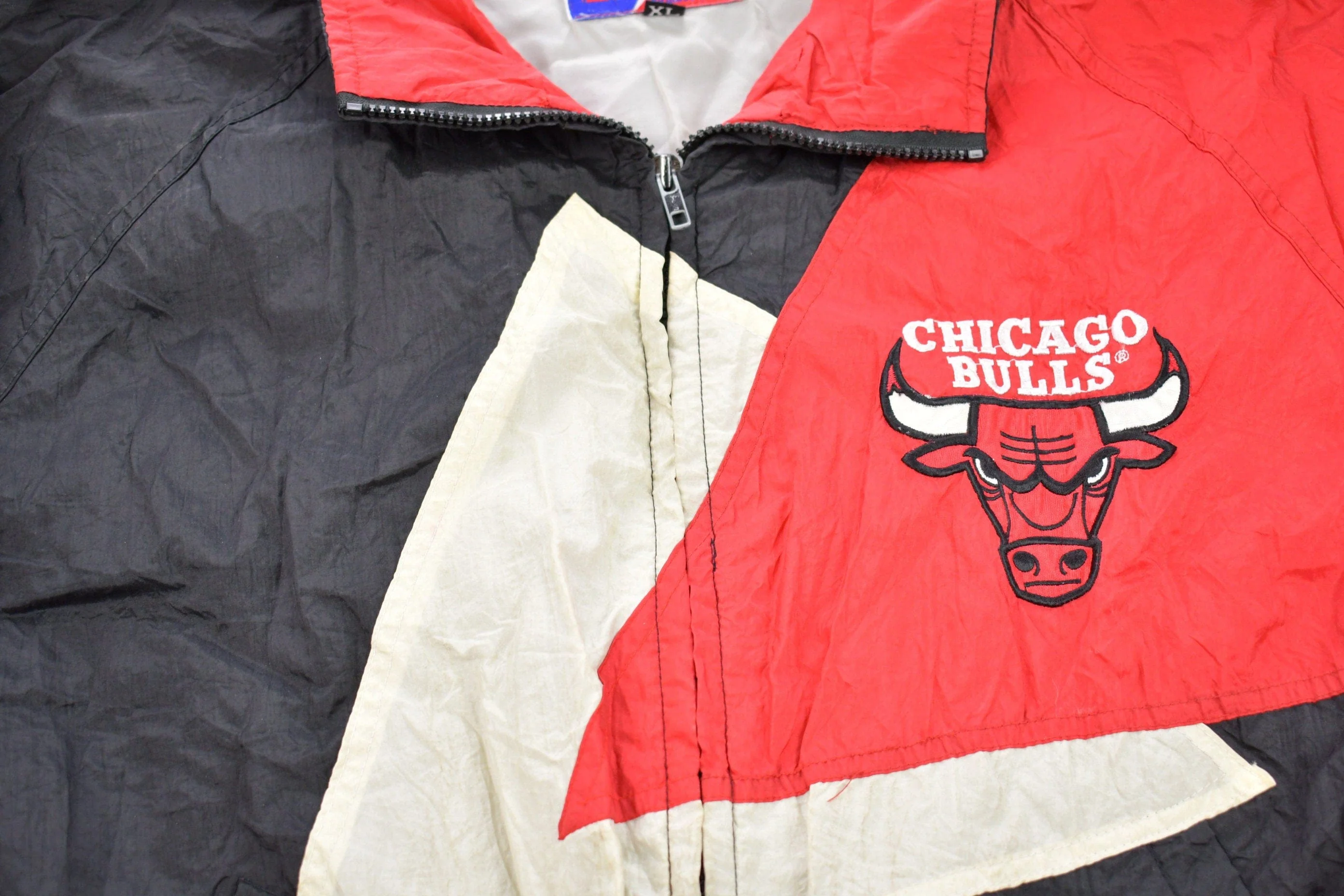 Vintage 1990s Chicago Bulls NBA Pro Player Abstract Windbreaker Jacket Men's XL - Image 3