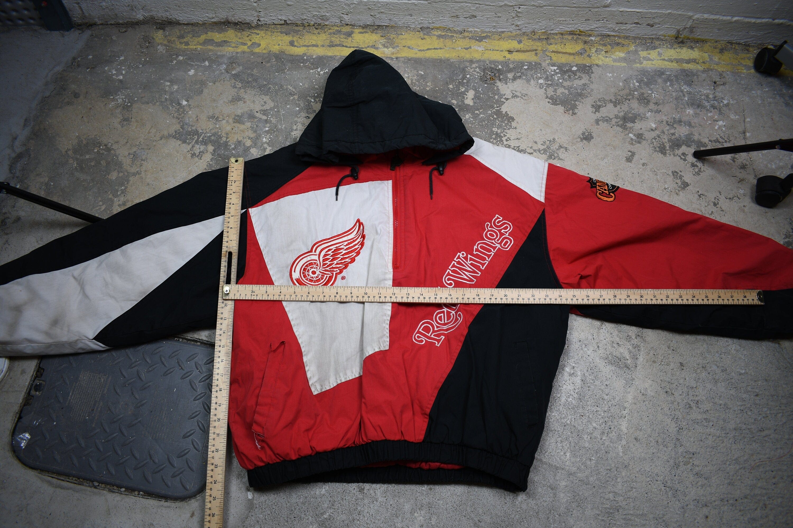 Vintage 1990s Detroit Red Wings NHL Pro Player Puffer Jacket Men's XL - Image 4