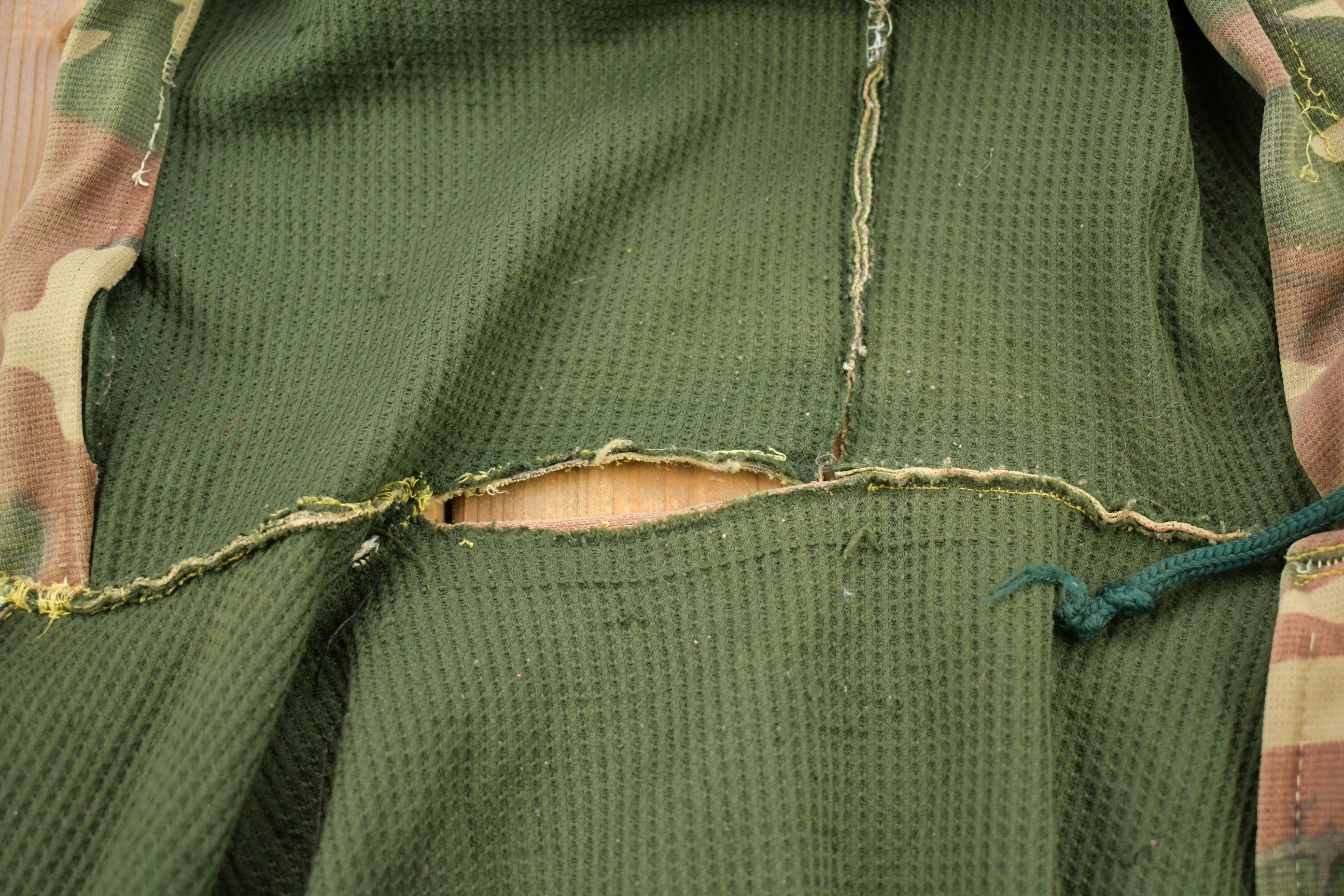 Vintage 1990s Distressed Camouflage Zip Up Hoodie Men's Small - Image 9