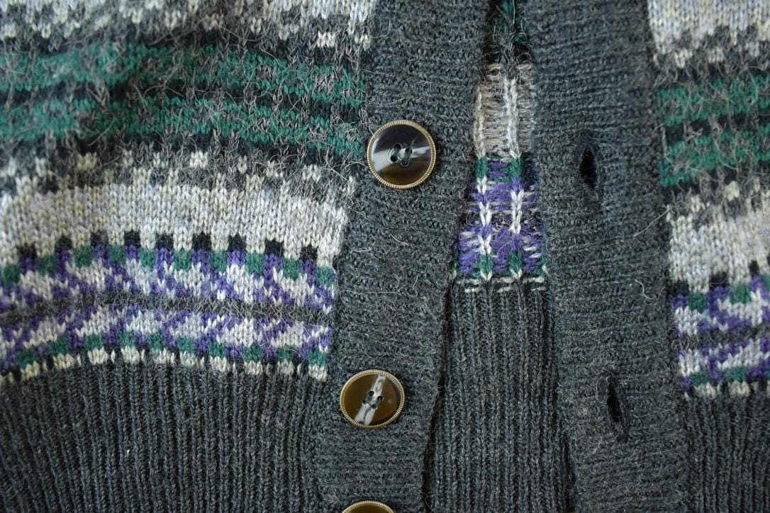 Vintage 1990s Fine Line Knit Perfect Mild Distress Cardigan Sweater Vest Men's M - Image 4