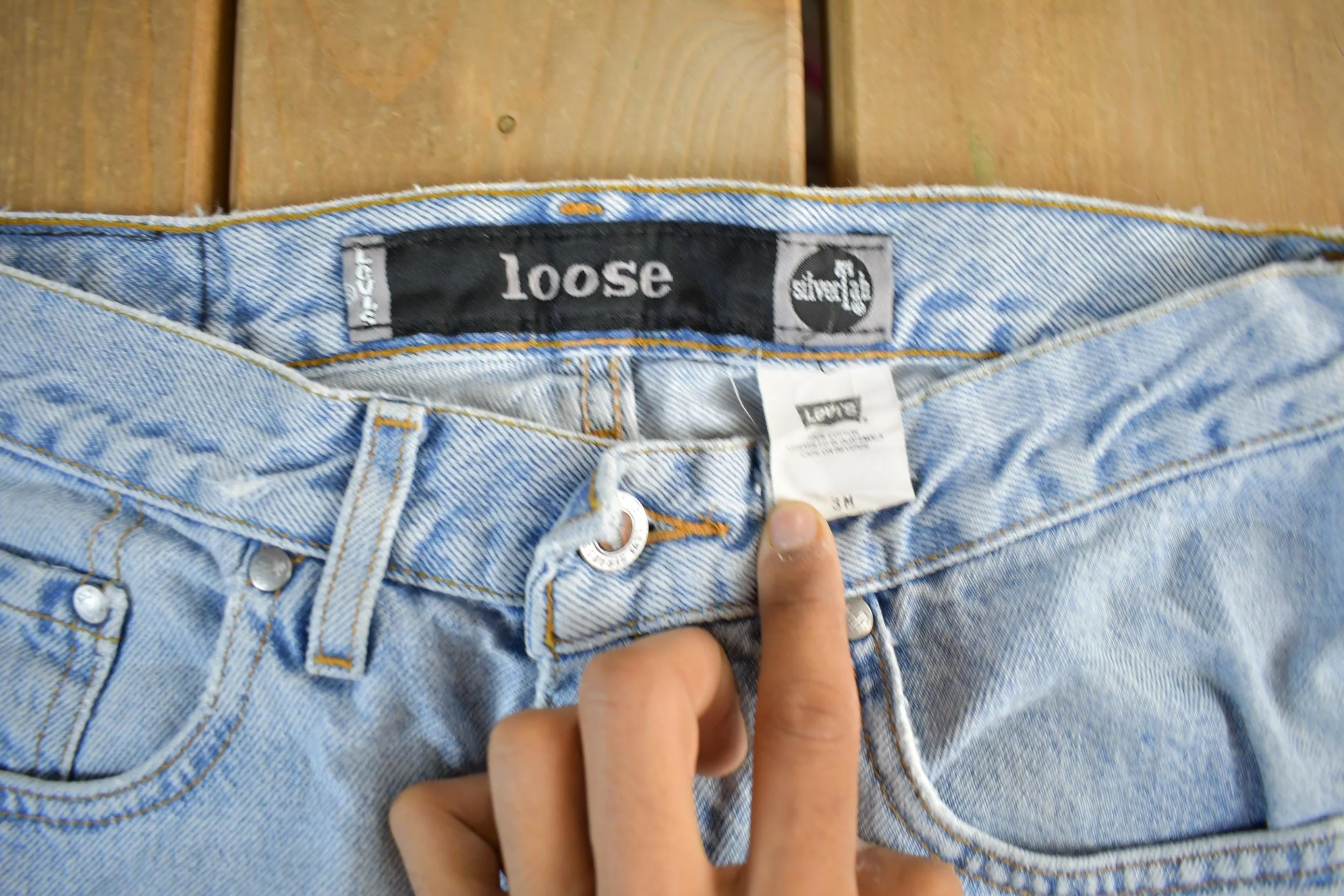 Vintage 1990s Levi Silver Tab Loose Denim Jeans Womens 28 x 32 - Image 4