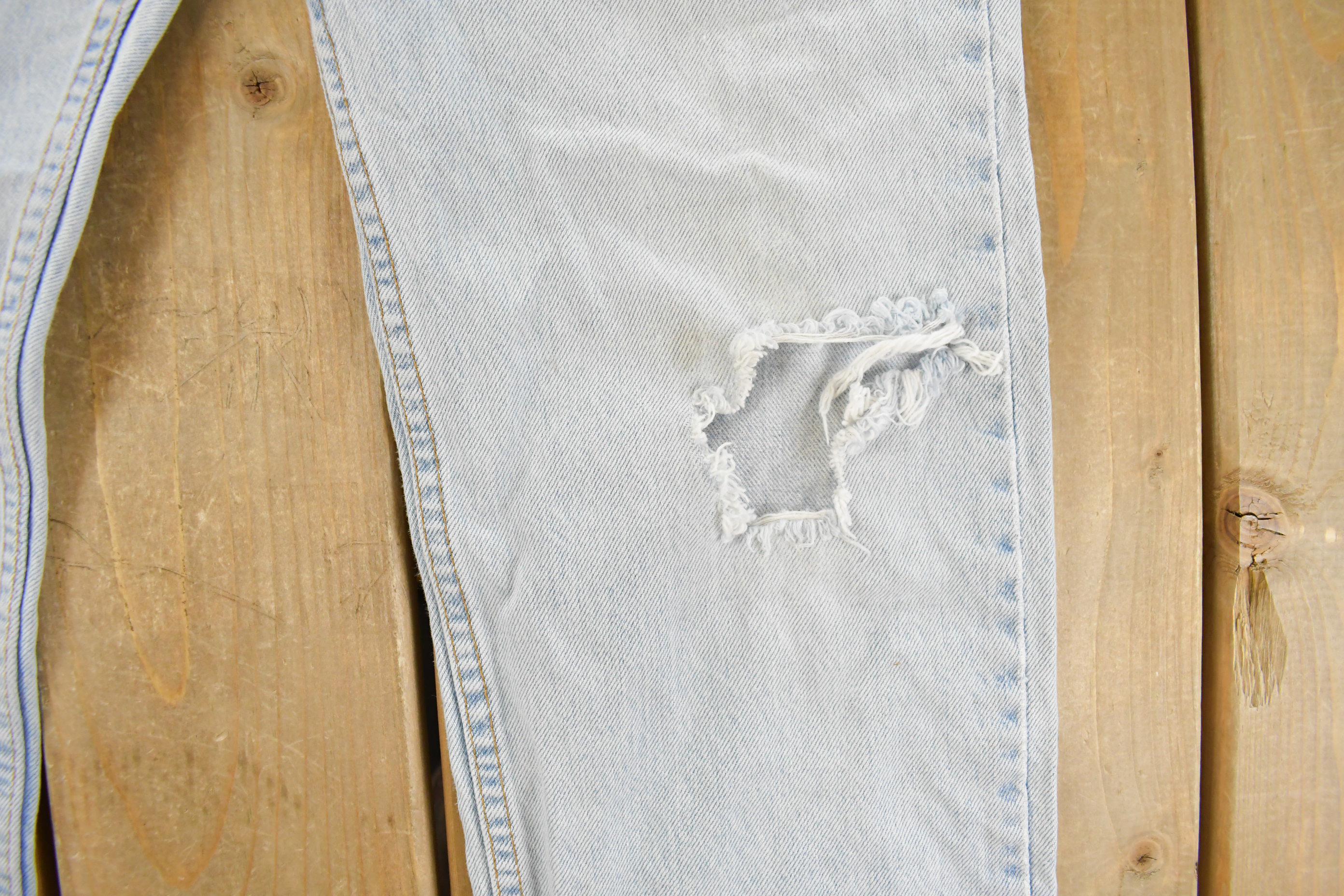 Vintage 1990s Levi's 505 Regular Straight Fit Distressed Denim Jeans Men's 32 x 31 - Image 4