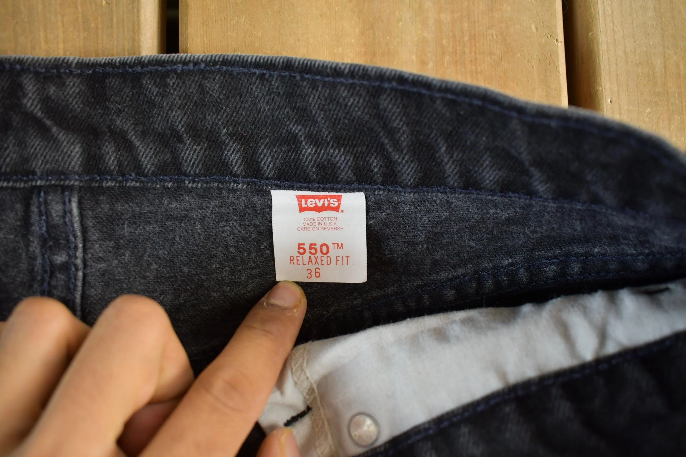 Vintage 1990s Levi's 550 Orange Tab Denim Jean Shorts Men's 34 - Image 4