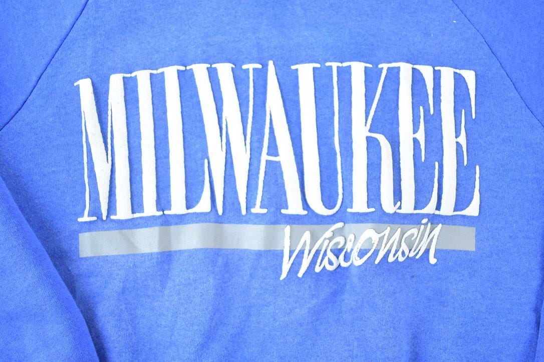 Vintage 1990s Milwaukee Wisconsin Souvenir Crewneck Sweatshirt Made In USA Men's Large - Image 4