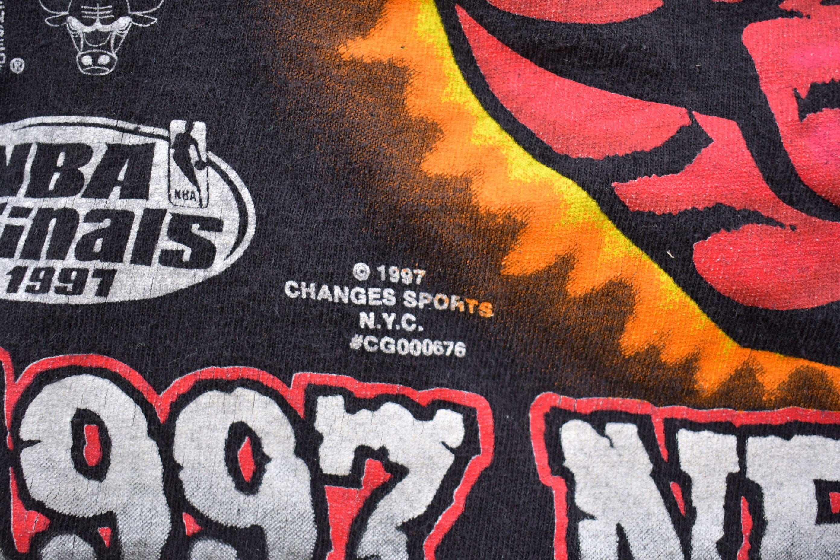 Vintage 1997 Chicago Bulls 5 Peat NBA Champs Graphic T-Shirt Men's Large - Image 4